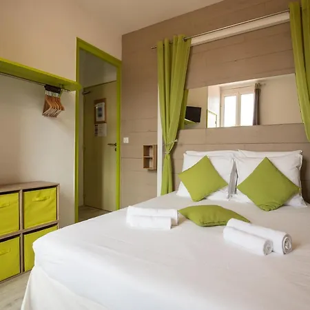 Familial L'ostrei فندق