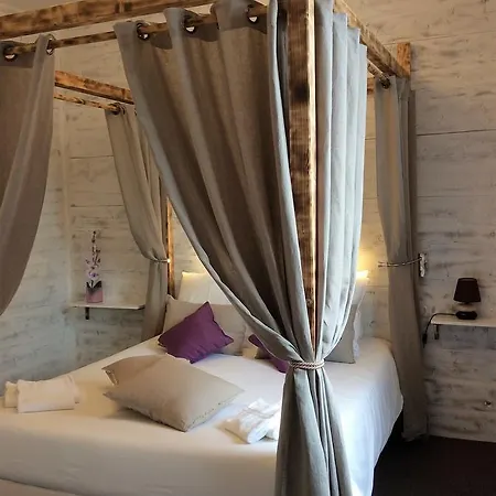 Familial L'ostrei فندق